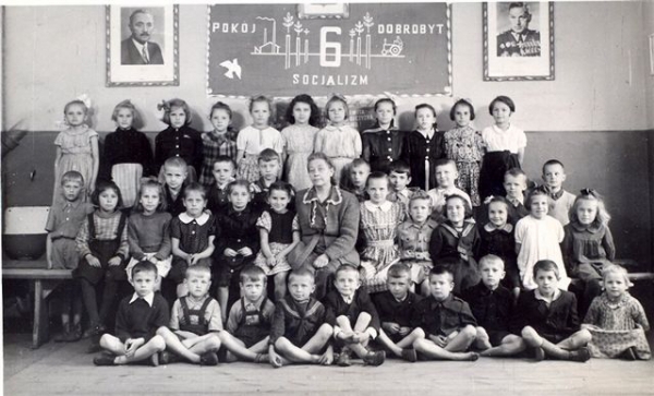 Szkoła podstawowa na ul Zwycięstwa 1954r.siedzi od lewej Krzysztof Kozlowski